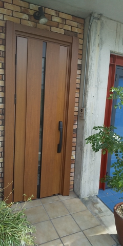 玄関ドア、上部箇所部品と鍵の掛かりが悪くなった為、ドアリモ『リフォーム玄関ドア』にてドアを取替しました。吹田市　I様邸