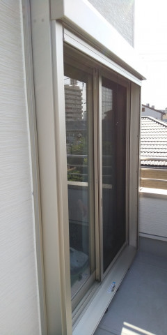 ３階ベランダ窓に飛来物・空き巣対策でマドリモシャッターを取付（大阪市　K様）